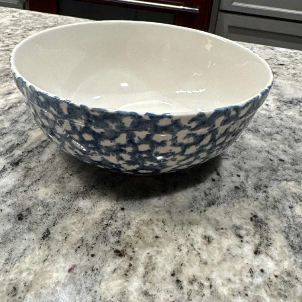 Gibson Housewares Blue Sponge Pattern Bowl like new